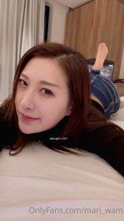 这身材绝对是数一数二的【身材最极品的九头妖姬】S级别的大长腿大奶子，两个猛男激烈轮流干内射两次，出红了的姨妈和精液混着